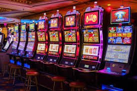 Trò chơi casino trực tiếp mang đến trải nghiệm giải trí hấp dẫn như tại sòng bạc